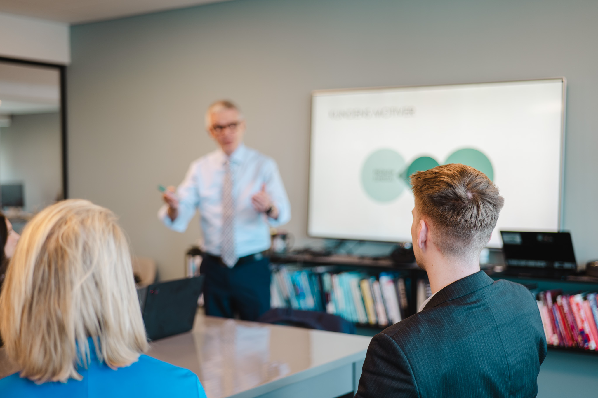 Consultant presenting customer motives to colleagues during a meeting